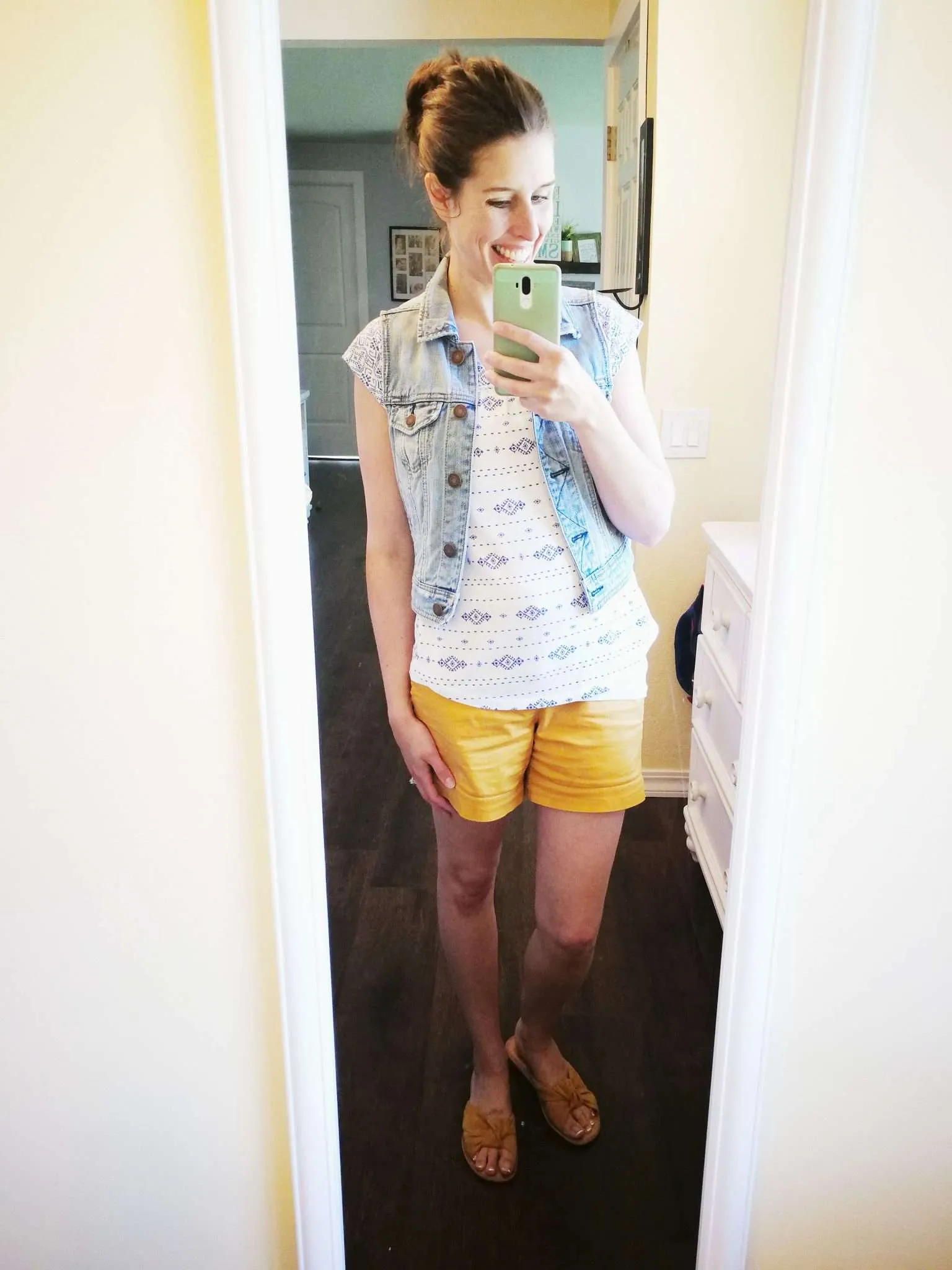 When to leave your t-shirt untucked without looking frumpy.