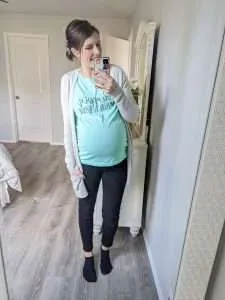 Easy to create maternity outfits I wore during the spring and summer using a minimalist capsule wardrobe #spring #winter #style #maternity #pregnancy #outfits